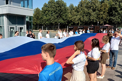 Торжественное шествие: в Тольятти развернули 20-метровый флаг России