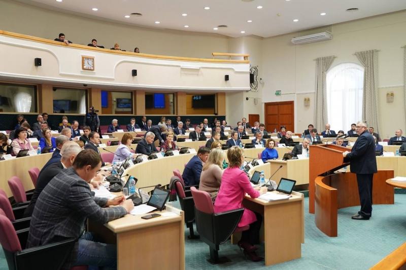Дмитрий Азаров поблагодарил региональный кабмин и областной парламент за работу по формированию бюджета