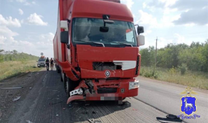 В Самарской области на трассе большегруз врезался в попутный Land Rover