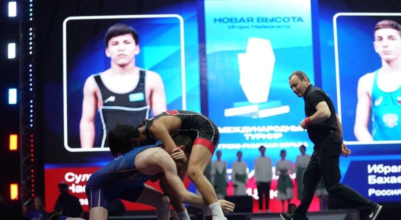 В Самаре проходит второй соревновательный день VI международного юношеского турнира по греко-римской борьбе "Новая высота"