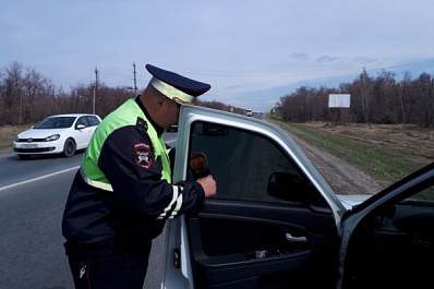 Водителей в Чапаевске заставили снять тонировку