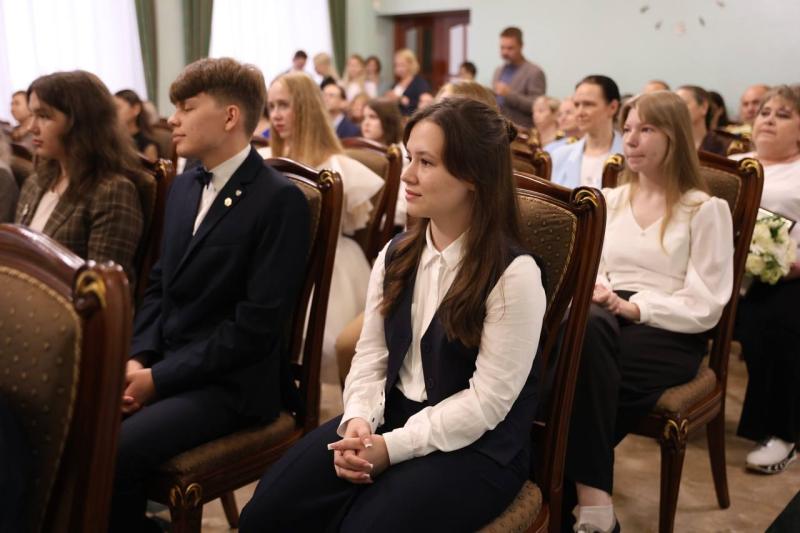 Вячеслав Федорищев вручил медали отличникам