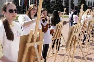 Волонтеры на площади Славы рисовали пейзажи Самарской области