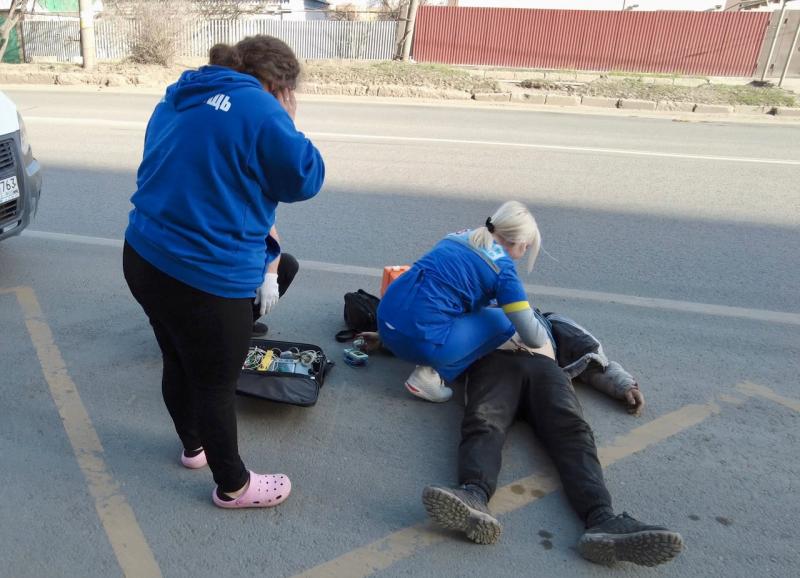 Самарские медики привели в чувство лежащего на проезжей части мужчину