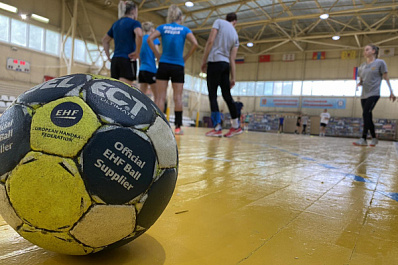 На сборах гандболистки "Лады" ведут активную работу с мячом