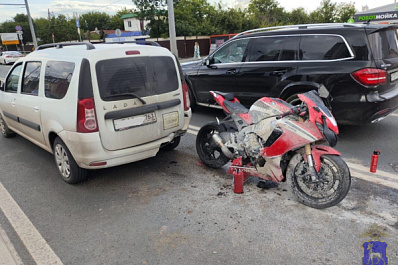 В Самаре 1 июля на Московском шоссе мотоциклист на светофоре въехал в "Ларгус"