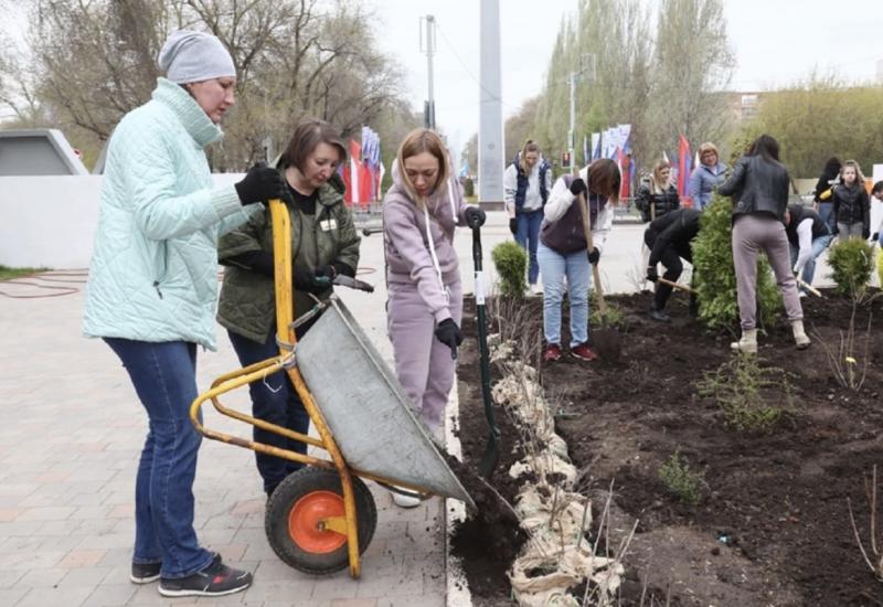 Самарцы высадили деревья в парке 50-летия Октября