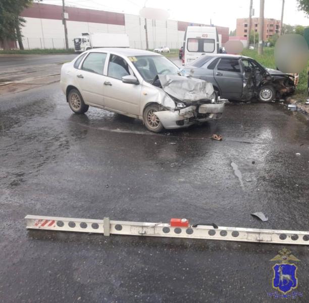 В Самарской области мужчина на LADA Vesta влетел в забор