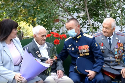 В Тольятти у дома 99-летнего участника битвы на Курской дуге устроили мини-концерт