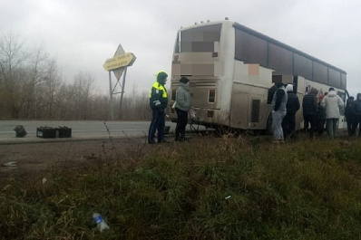 В Самарской области полицейские спасли замерзающих на трассе пассажиров междугороднего автобуса 