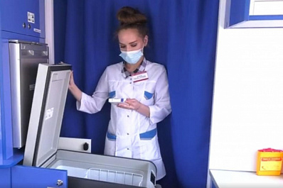 Самарцы сделали прививку от COVID-19 в мобильном пункте вакцинации на площади Куйбышева