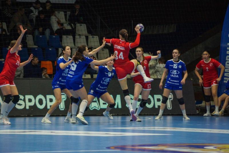 Теряют шансы: гандбольная "Лада" дома уступила "Астраханочке"