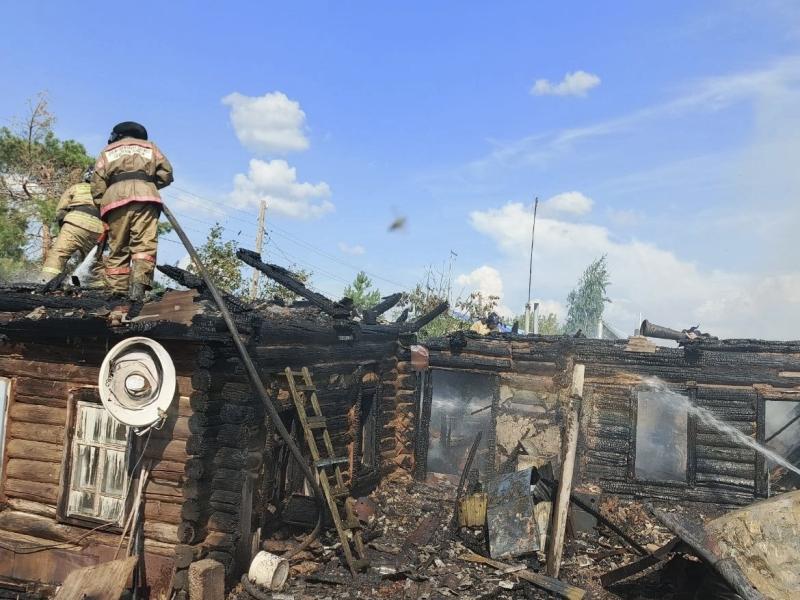 В Самарской области 25 июля пожарные тушат жилой дом и постройки на 200 "квадратов"