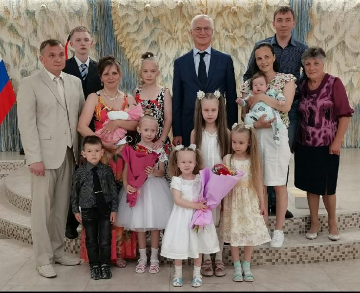 Две семьи из Тольятти внесены в Книгу почетных семей Самарской области