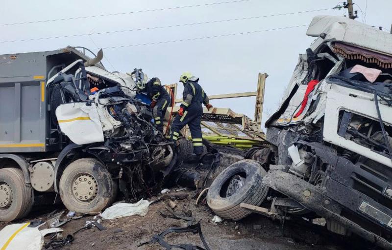 В Самарской области на трассе в ДТП с двумя фурами погиб водитель