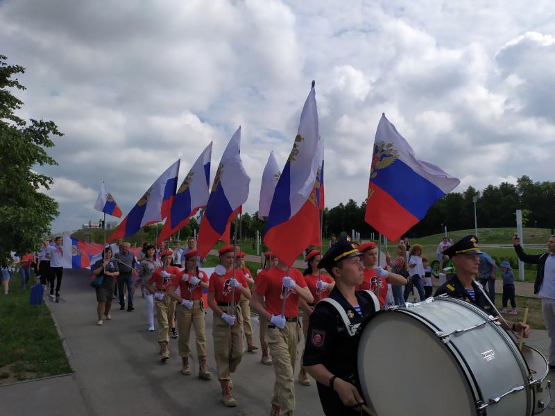 Шествие с флагом и парусная гонка: как отмечают День России в Тольятти