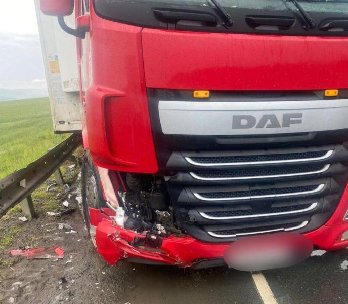 В Самарской области из-за непогоды прицеп влетел в грузовик