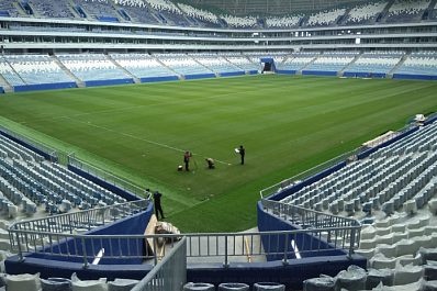 На Самара Арене наносят разметку