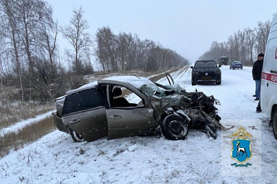 В Ставропольском районе после столкновения "Гранты" с большегрузом госпитализировали женщину