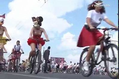 250 девушек приняли участие в костюмированном велозаезде в Тольятти