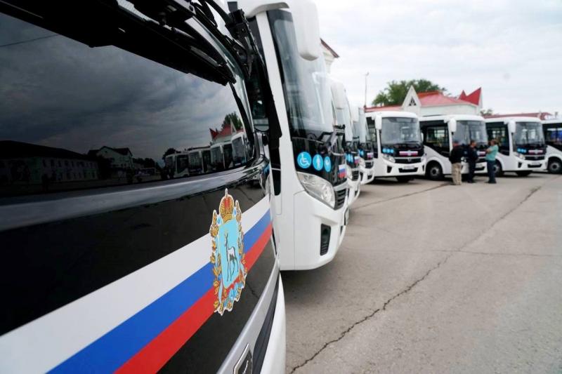 Дмитрий Азаров передал новые автобусы жителям Кинеля