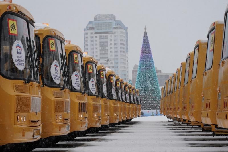 Дмитрий Азаров передал школам губернии 70 автобусов ГАЗ и ПАЗ