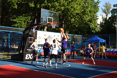 В Чапаевске прошел Шестой тур Летней лиги по баскетболу в одно кольцо