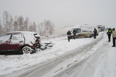 Двое детей пострадали в ДТП на заснеженной трассе в Самарской области