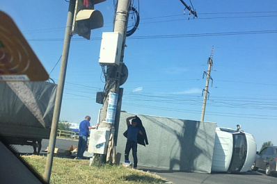 В Тольятти при столкновении с легковушкой перевернулась "Газель"