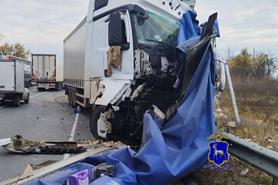 В Самарской области 18 октября столкнулись грузовики КамАЗ и "Вольво"