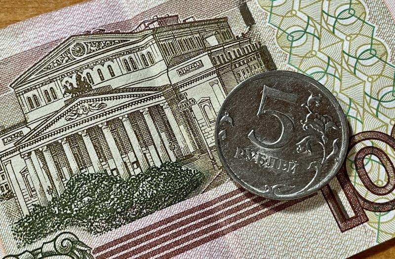 Экономист назвал курс в 50 рублей за доллар условной "красной линией"