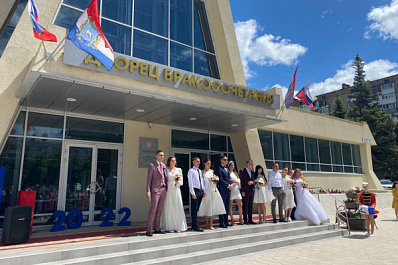 В Самарской области 35 пар поженились в День России