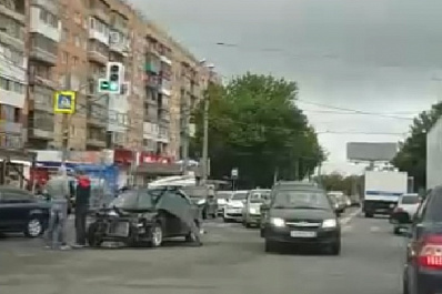 В Самаре полицейский КамАЗ разнес иномарку