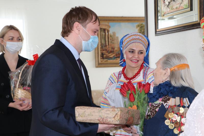 В Смышляевке волонтеры устроили для ветерана мини-концерт