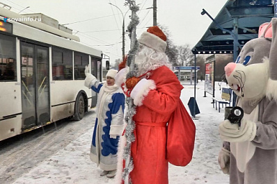 Тольяттинцы на остановках общественного транспорта сделали селфи с Дедом Морозом, спели и получили подарки