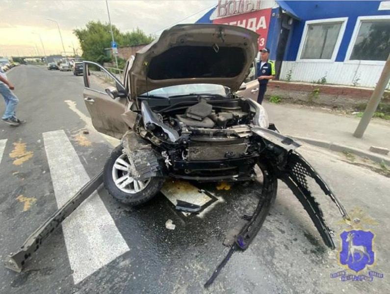 В Самаре на углу улиц XXII Партсъезда и Антонова-Овсеенко столкнулись две "Приоры"