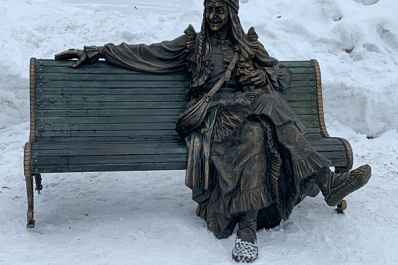 В Самаре на скамейке в парке Гагарина появилась Баба-яга