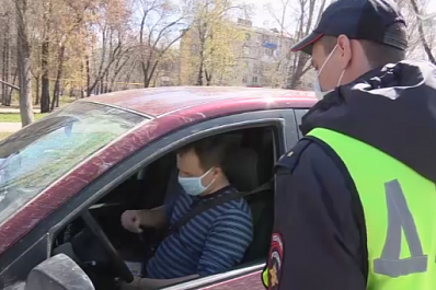 Сотрудники ДПС на пунктах контроля за день проверяют более ста автомобилей 