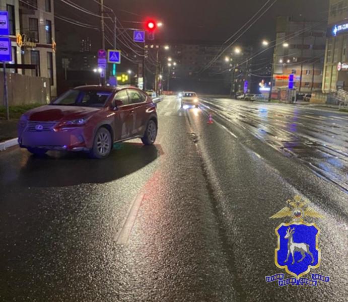 В Самаре женщина на "Лексусе" сбила выходящего из трамвая школьника