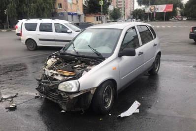 В Самаре две легковушки не поделили дорогу