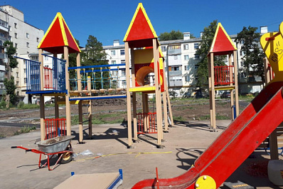 Во дворах Железнодорожного района Самары устанавливают детские и спортивные площадки 