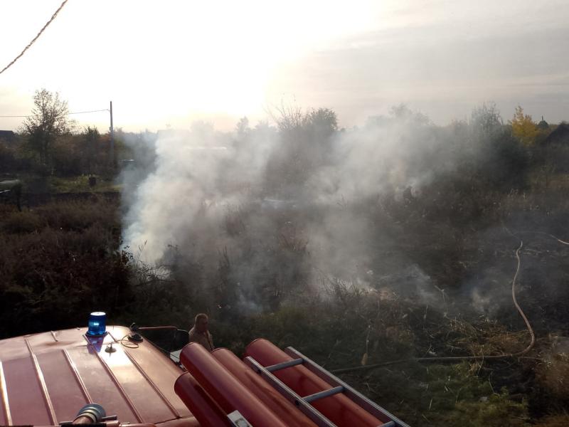 В селе Черноречье Самарской области горели гараж и трава