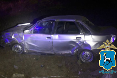 Двое в больнице: в Самарской области на трассе "Приора" улетела в кювет