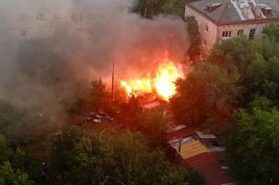 Крупный пожар недалеко от "Космопорта" в Самаре тушили 26 человек