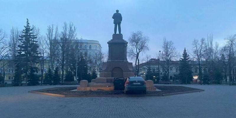 Проверка на прочность: в Самаре в памятник Ленину въехал мужчина на каршеринге