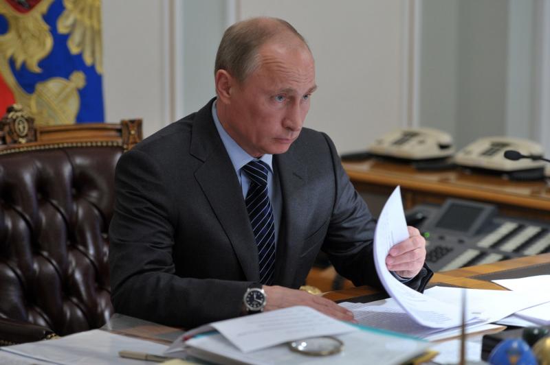 Владимир Путин поручил выплачивать матпомощь беременным и детям из неполных семей