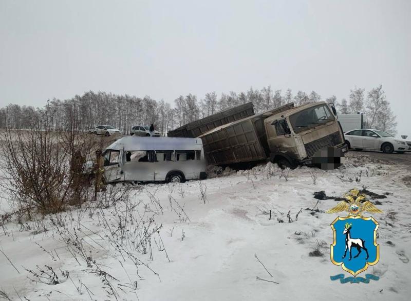 В Самарской области после столкновения грузовика и микроавтобуса госпитализировали мужчину