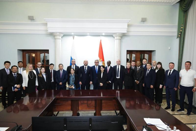 Потенциал сотрудничества: в Самаре Вячеслав Федорищев встретился с представителями иностранных дипмиссий в РФ