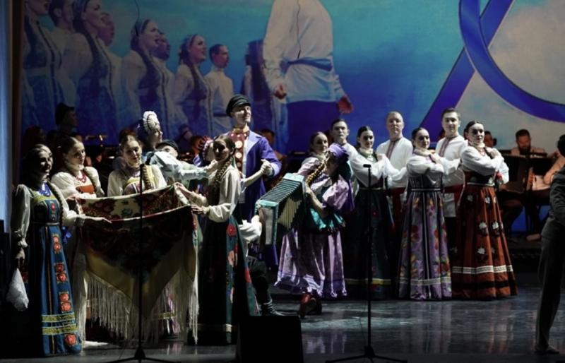 Дмитрий Азаров поздравил Волжский русский народный хор с 70-летием