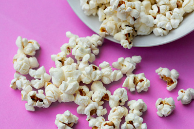 Стоматологи назвали пять снеков, которые вредят зубам